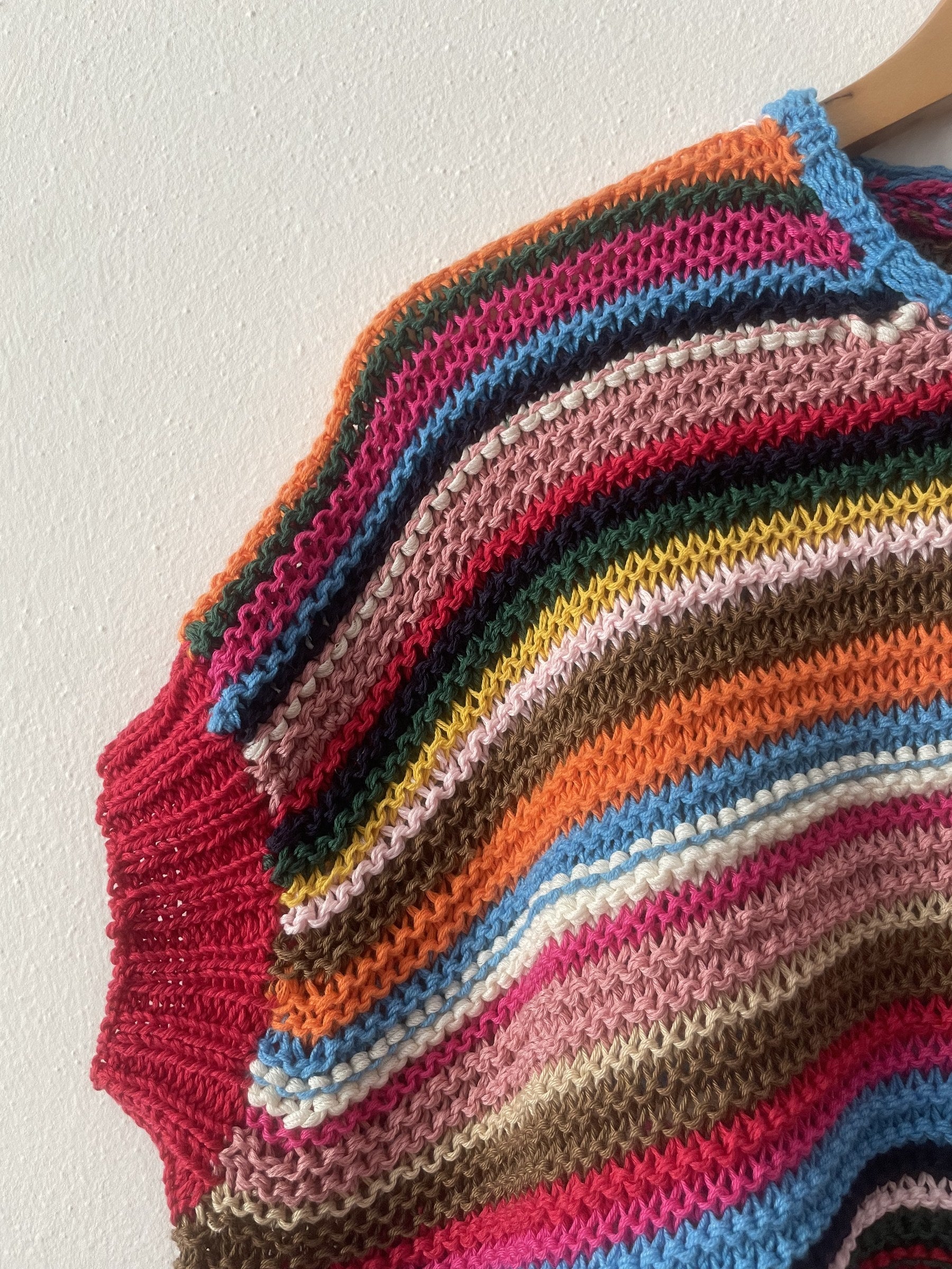 Dettaglio spalla e manica del gilet a punto legaccio multicolor - Studio Gugu