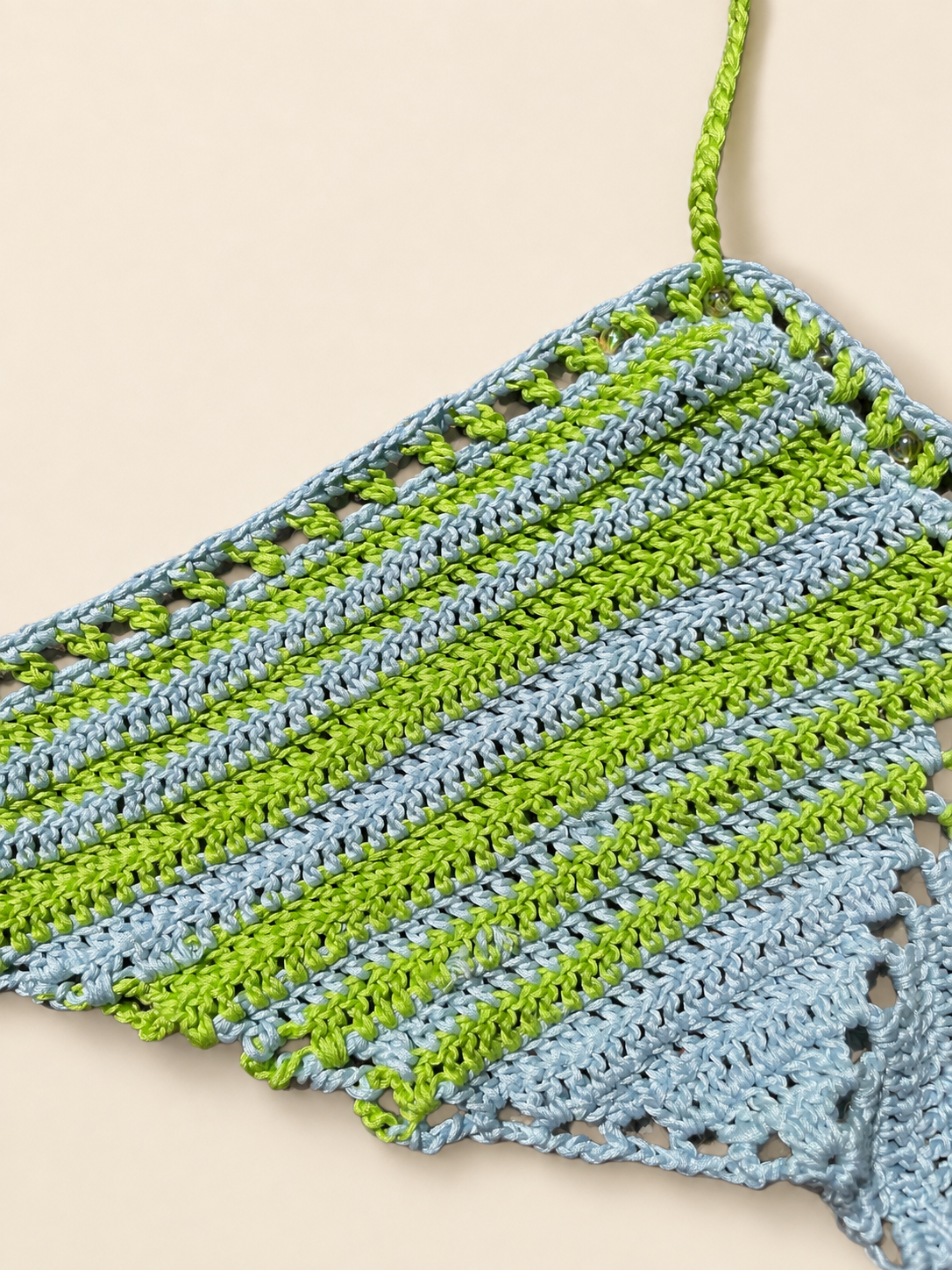 Levante — Top triangolo crochet con perline · lime e grigio