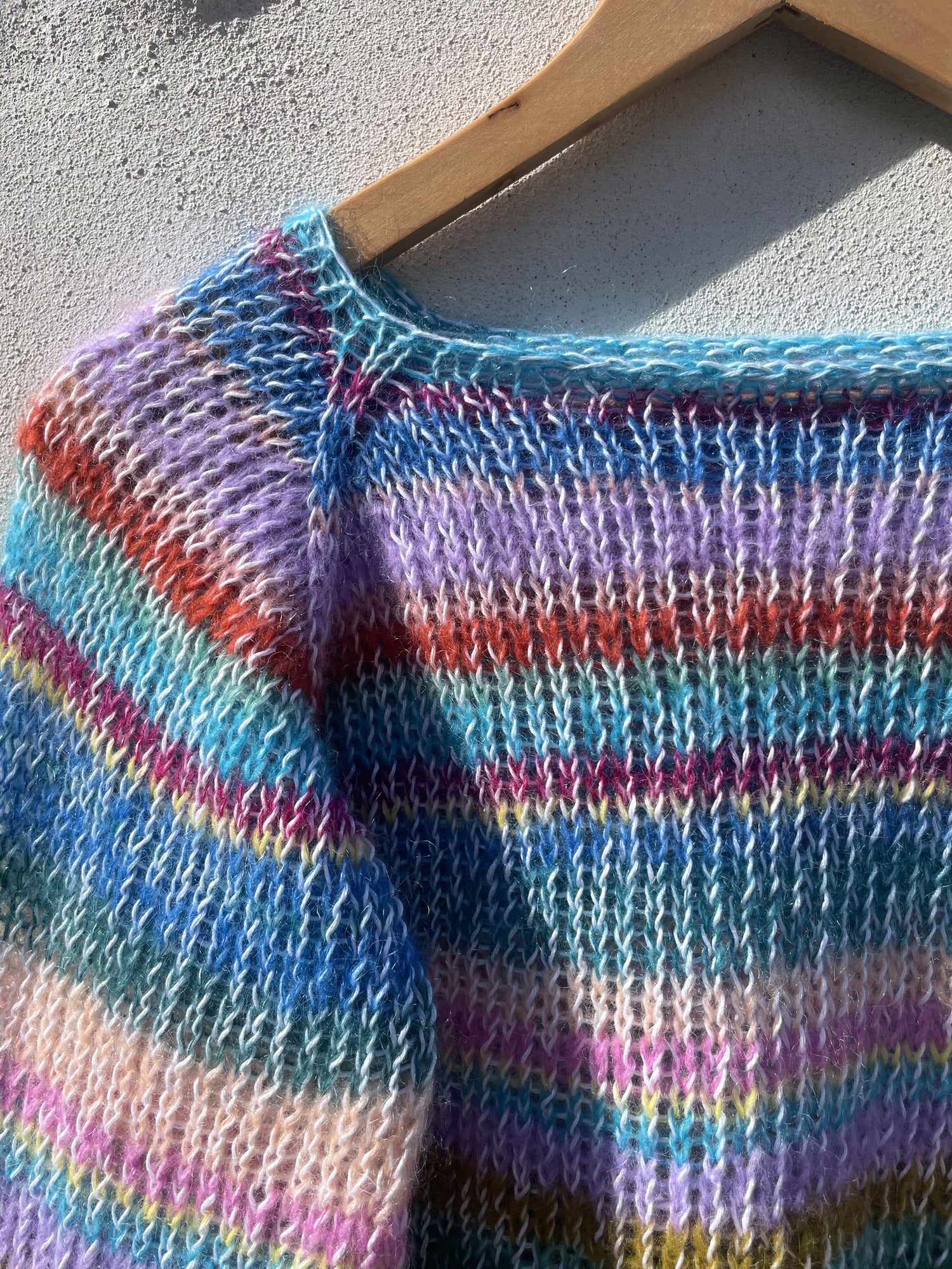 Maglia Acquerello — dettaglio spalla con raglan