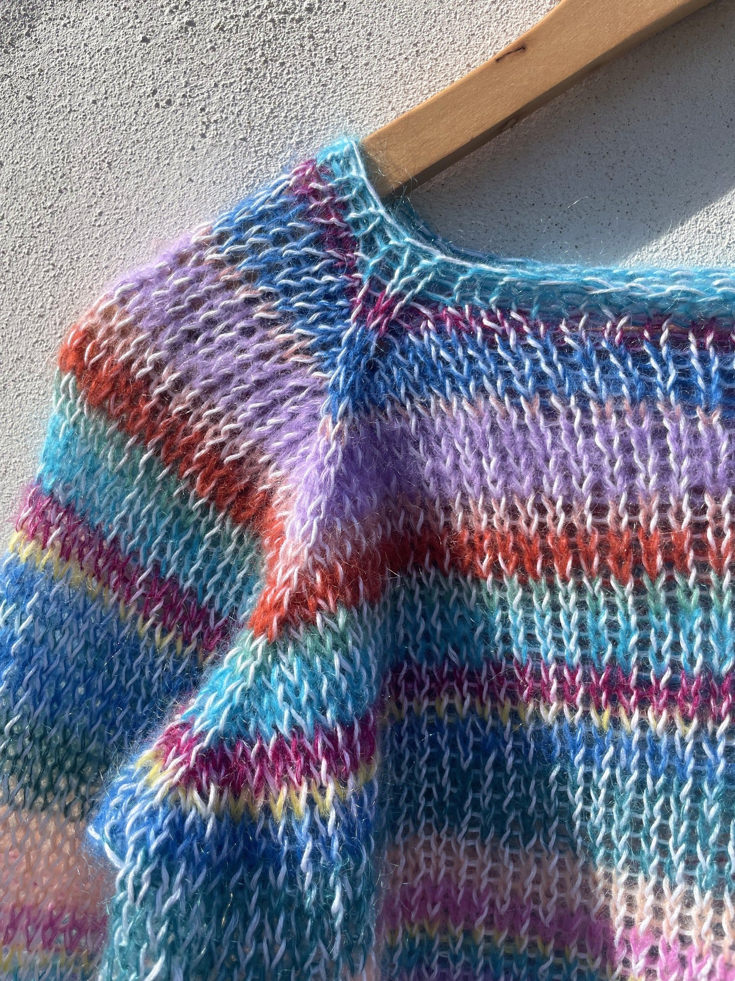 Maglia Acquerello — dettaglio scollo a barchetta