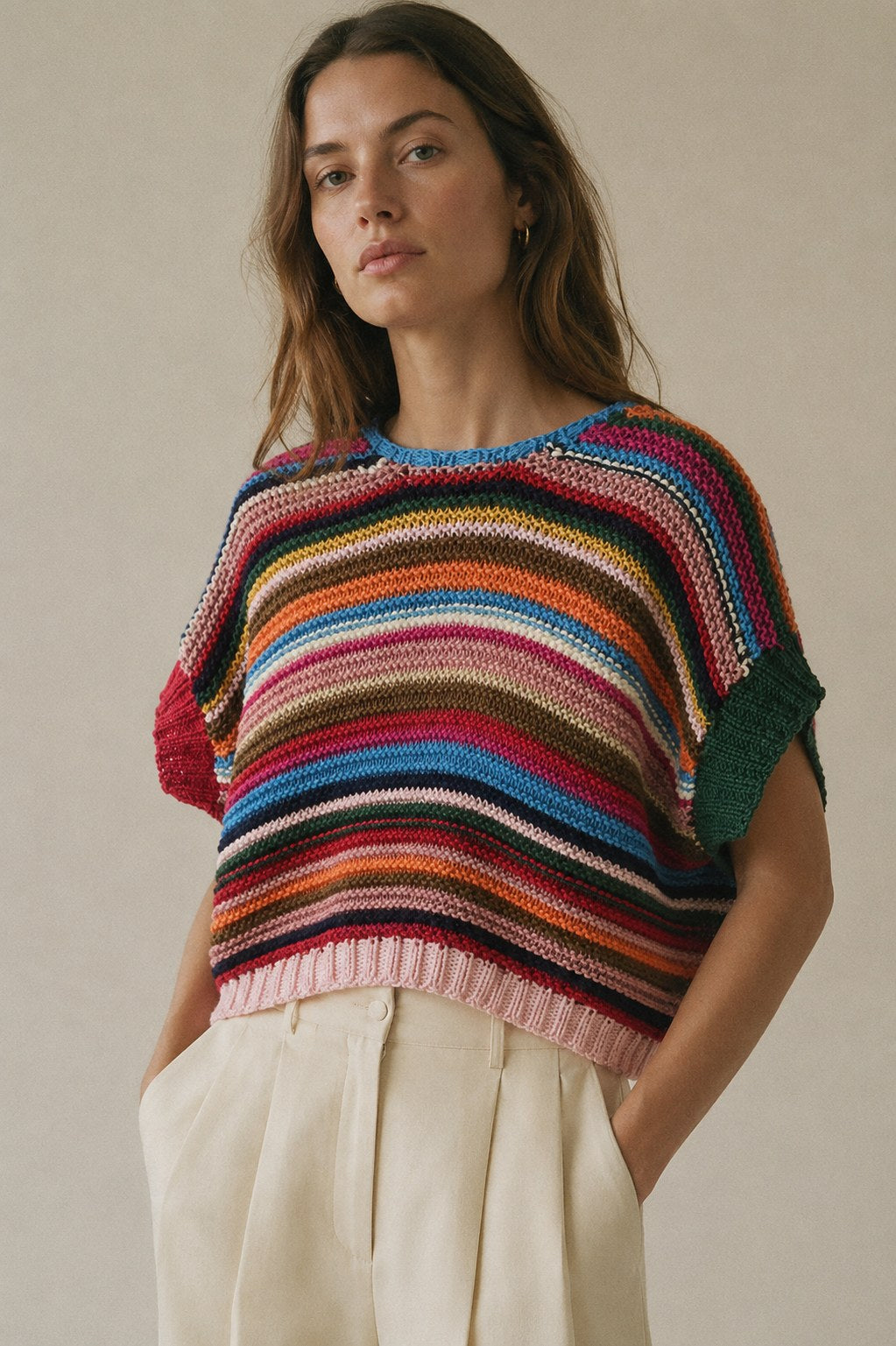 Modella indossa il gilet oversize a righe multicolor in cotone egiziano su pantaloni avorio - Studio Gugu